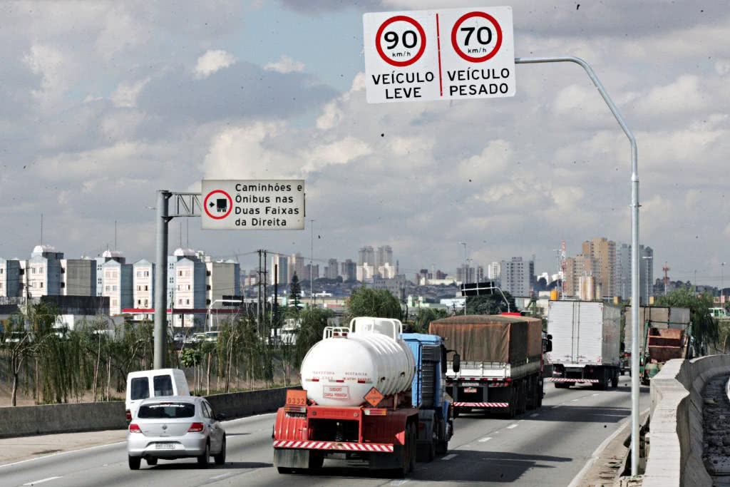SAO PAULO/SP - 10/05/2010 - NOVA / VELOCIDADE / MARGINAL / TIETE - GERAL/JT - Placa de sinalizacao de velocida na pista expressa da Marginal Tiete.